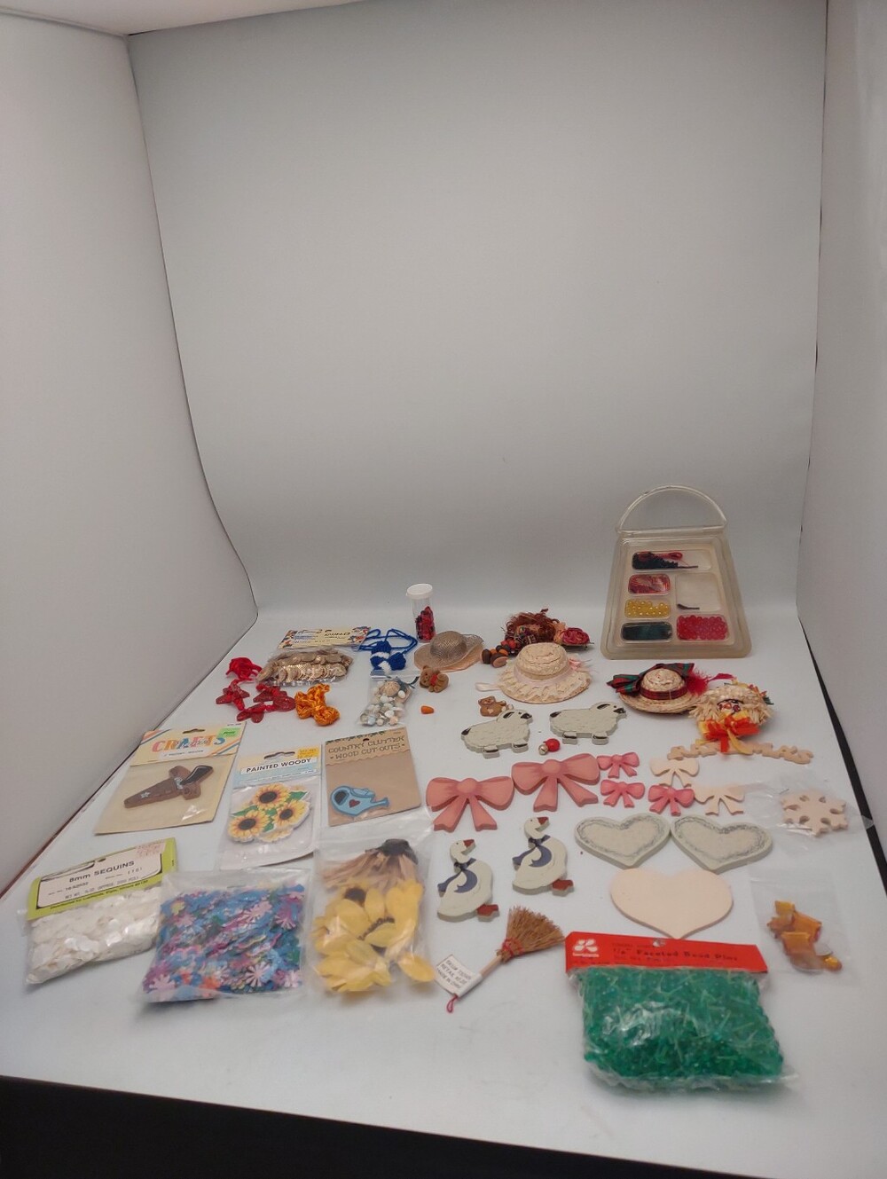 Lot of 40 pieces / pack craft items country, floral theme Wood, Beads, Plastic